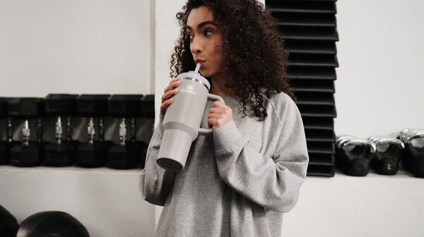 Светлосив термос със сламка от неръждаема стомана 890 ml Quencher H2.O FlowState™ Tumbler Ash – Stanley