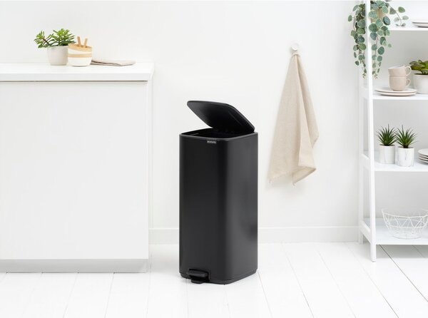 Матово черно стоманено кошче за боклук с педал 30 l Bo – Brabantia