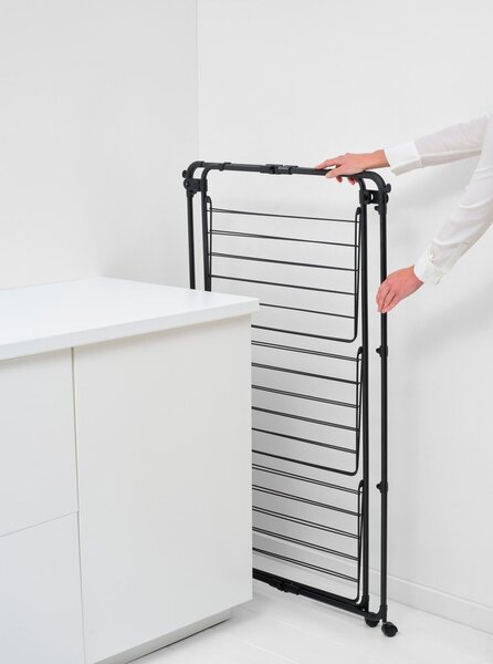 Матово черна сушилня за дрехи 23 m HangOn Tower – Brabantia