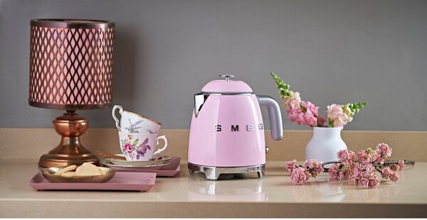 Розова електрическа кана от неръждаема стомана 800 ml Retro Style – SMEG