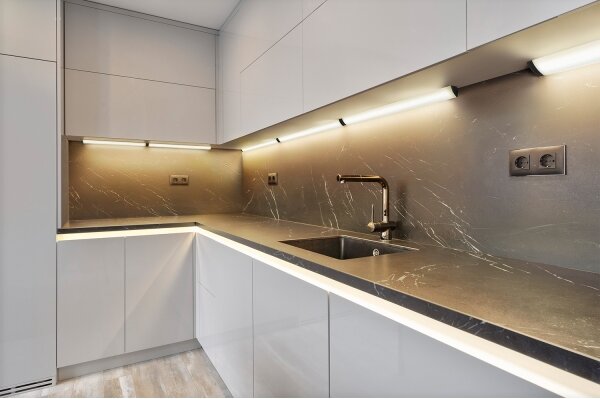 Osram-LED димируемо подшкафно осветително тяло със сензор LINEAR ANGLE LED/7,5W/230V 55 cm черно
