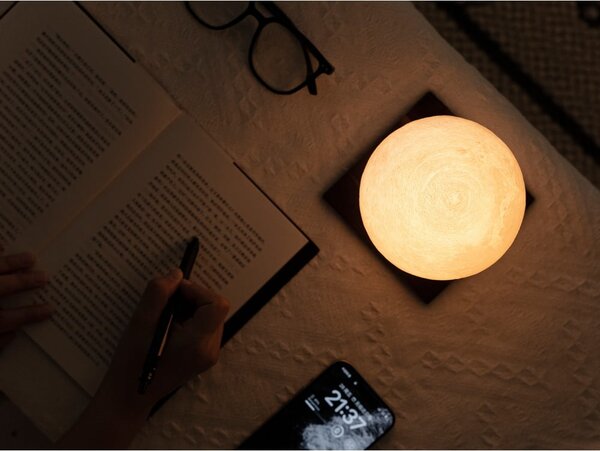 Тъмнокафява LED настолна лампа от масивен орех (височина 13 cm) Smart LunaSpin – Gingko