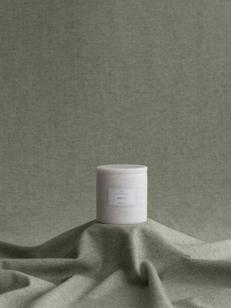 BLOMUS Ароматна свещ FRABLI размер L - цвят Moonbeam - аромат Mora