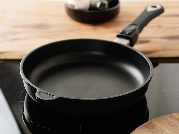 AMT Gastroguss Тиган плитък Ø 28 см, височина 4 см, с мобилна дръжка