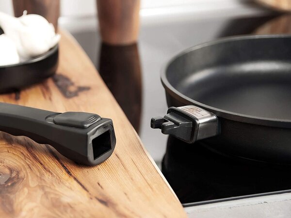 AMT Gastroguss Тиган плитък Ø 28 см, височина 4 см, с мобилна дръжка