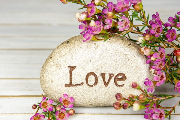 Картина на платно – С надпис на камък Love