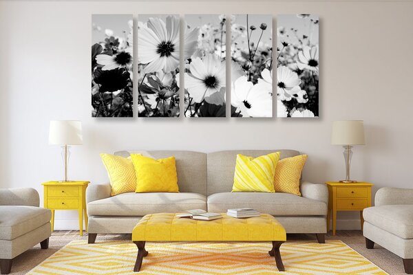 Картини от 5 части – Ливада с пролетни цветя в черно-бял вариант