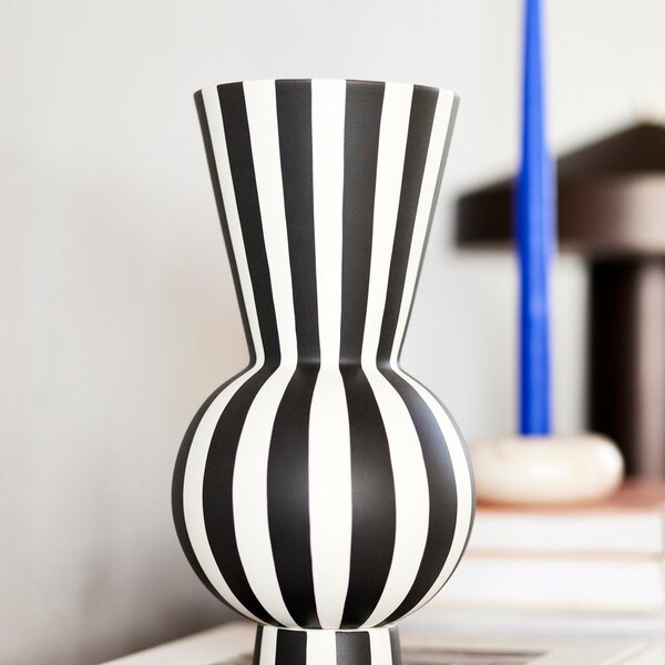 Бяла/черна глинена ръчна изработка ваза (височина 28 cm) Toppu – OYOY Living Design