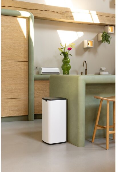 Бяло стоманено кошче за боклук отваряне с докосване 30 l Bo Touch – Brabantia