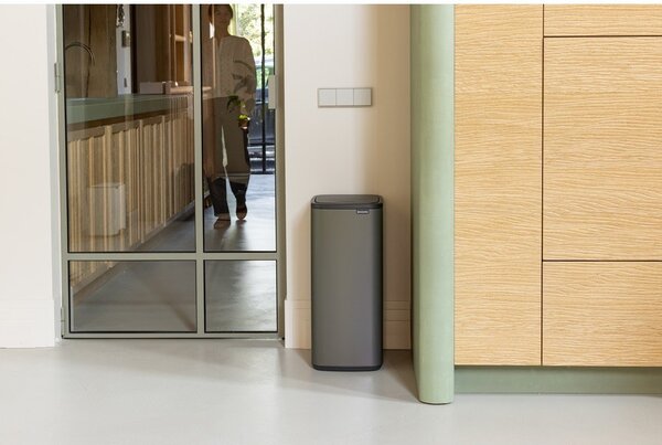 Сиво стоманено кошче за боклук отваряне с докосване 30 l Bo Touch – Brabantia