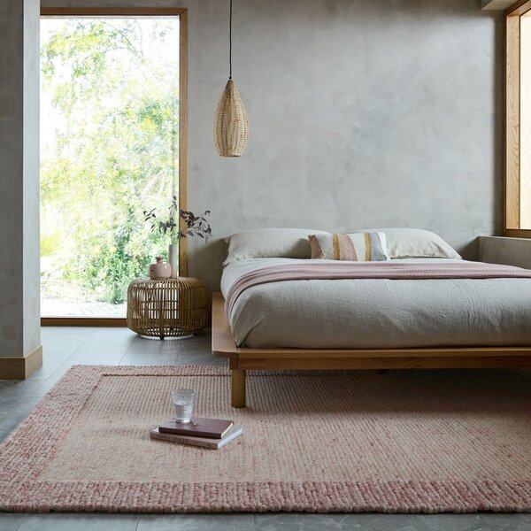 Светлорозов ръчно изработен килим със смес от вълна 120x170 cm Rue – Flair Rugs