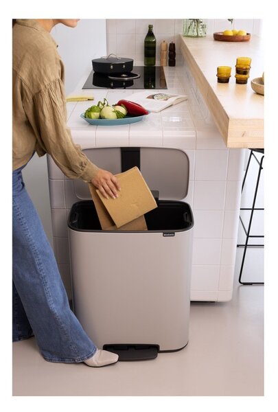 Светлосиво стоманено кошче за боклук с педал 60 l Bo – Brabantia
