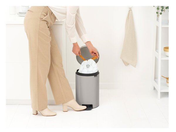 Светлосиво стоманено кошче за боклук с педал 12 l NewIcon – Brabantia