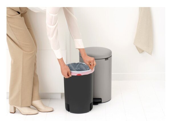 Светлосиво стоманено кошче за боклук с педал 20 l NewIcon – Brabantia