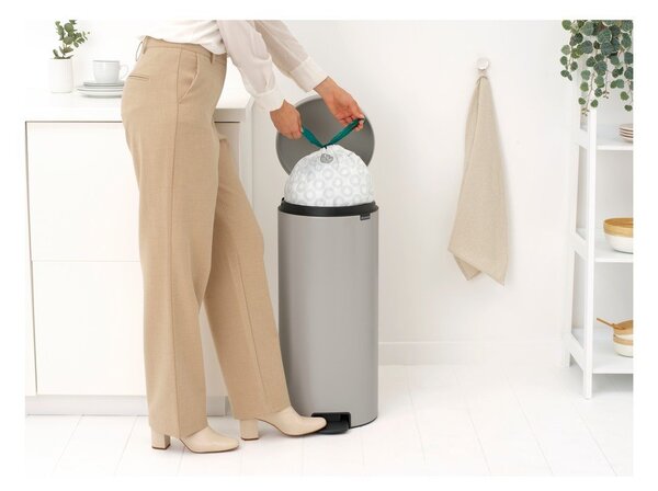 Светлосиво стоманено кошче за боклук с педал 30 l NewIcon – Brabantia