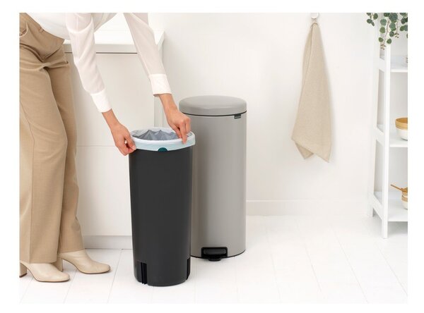 Светлосиво стоманено кошче за боклук с педал 30 l NewIcon – Brabantia