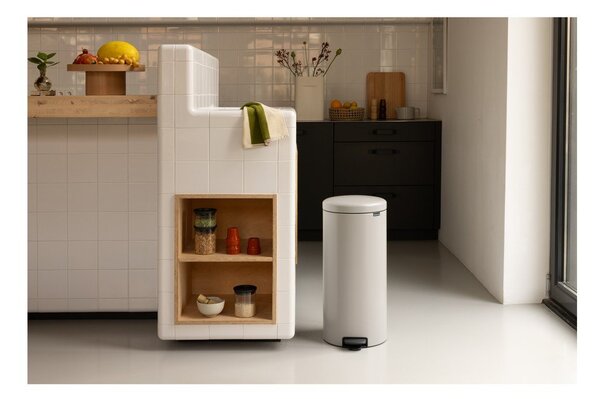 Светлосиво стоманено кошче за боклук с педал 30 l NewIcon – Brabantia
