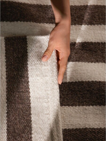 Бял/кафяв двустранен/ръчно изработен вълнен килим 200x300 cm Vika – Hanse Home