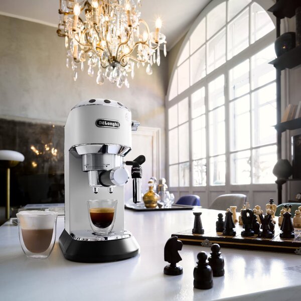 Еспресо машина DeLonghi EC685.W, 1300W, 15 bar, 1.1 л, 3 адаптера, Регулиране на температурата, Бял