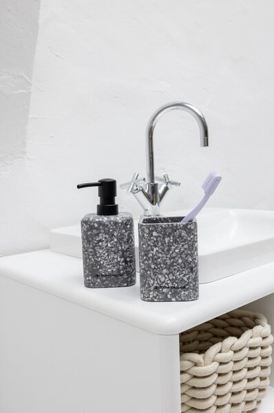 Сива чаша за четки за зъби от полиресин Tom Tailor T-Terrazzo – Wenko