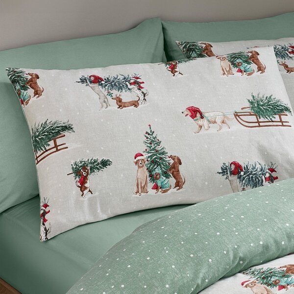 Зелено/в естествен цвят двойно фланелено спално бельо 200x200 cm Brushed Christmas Dogs – Catherine Lansfield