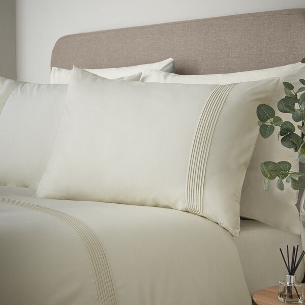 Кремаво двойно спално бельо 200x200 cm Pintuck Easy Iron Percale – Catherine Lansfield