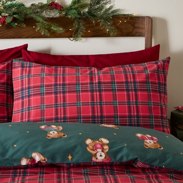 Червено/тъмнозелено единично спално бельо 150x120 cm Christmas Tartan Teddy Bear – Catherine Lansfield