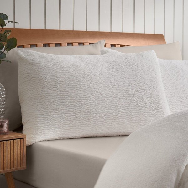 Кремаво единично спално бельо 135x200 cm Textured Wave Faux Fur – Catherine Lansfield