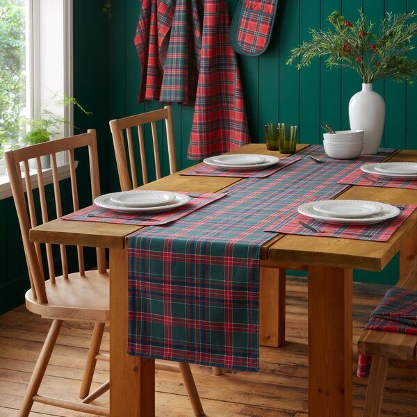 Памучна покривка с коледен мотив 220x32 cm Christmas Tartan Check – Catherine Lansfield