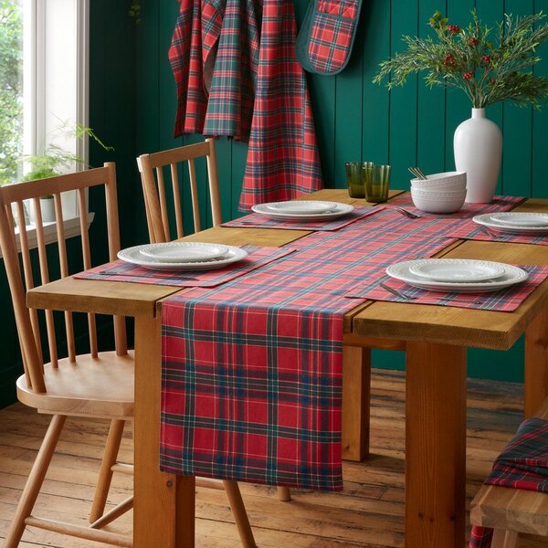 Памучна покривка с коледен мотив 220x32 cm Christmas Tartan Check – Catherine Lansfield