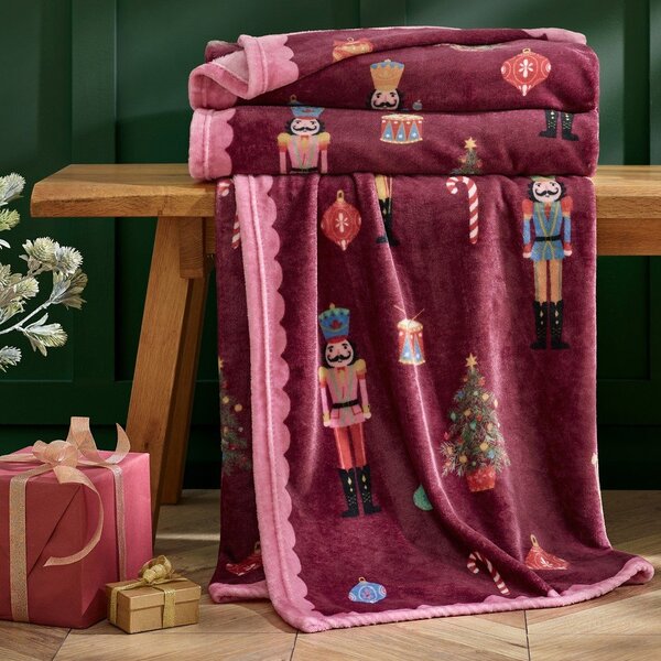 Бордо/розово одеяло с коледен мотив 170x130 cm Christmas Nutcracker – Catherine Lansfield