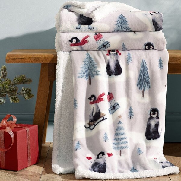Бяло одеяло с коледен мотив 170x130 cm Christmas Sherpa Penguins – Catherine Lansfield
