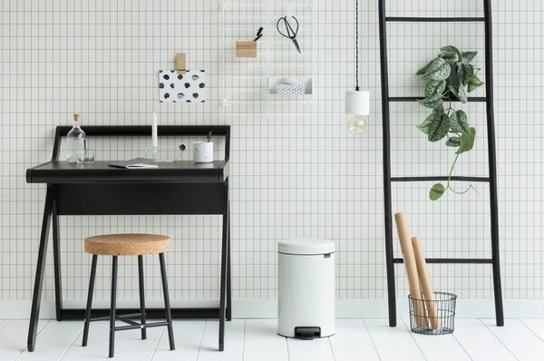 Бяло стоманено кошче за боклук с педал 12 l NewIcon – Brabantia