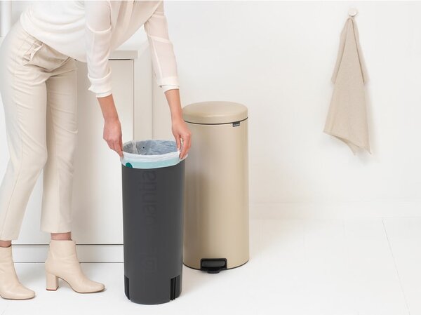 Бежово стоманено кошче за боклук с педал 30 l NewIcon – Brabantia