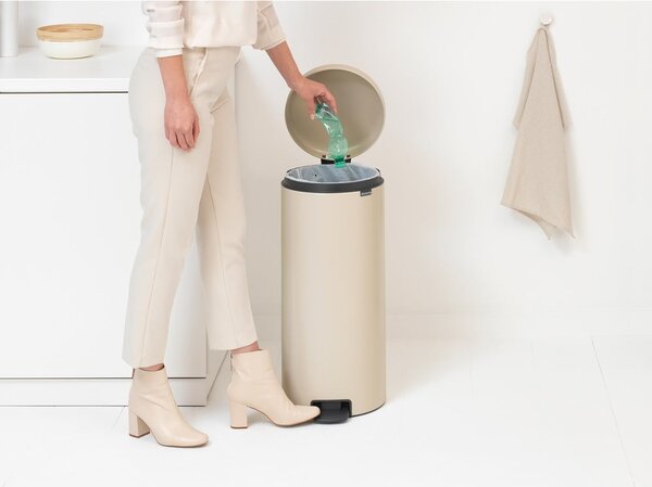 Бежово стоманено кошче за боклук с педал 30 l NewIcon – Brabantia