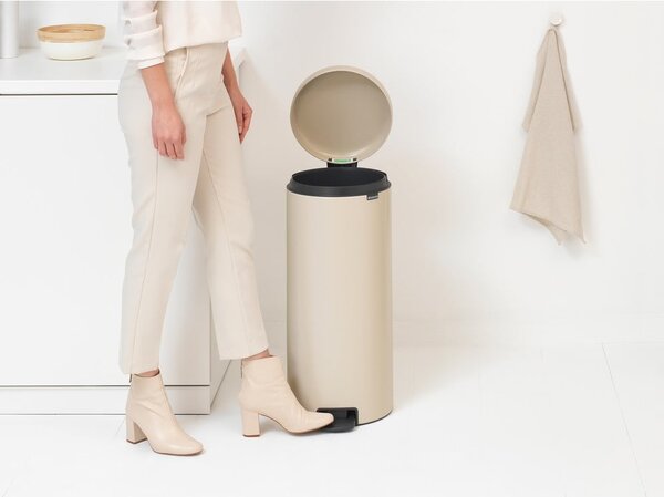 Бежово стоманено кошче за боклук с педал 30 l NewIcon – Brabantia