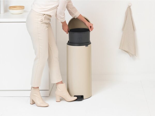 Бежово стоманено кошче за боклук с педал 30 l NewIcon – Brabantia