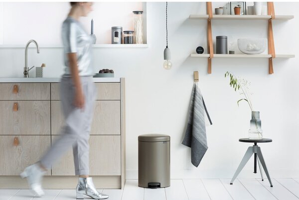 Сиво стоманено кошче за боклук с педал 30 l NewIcon – Brabantia