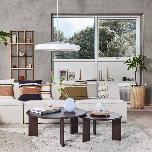 Кръгла масичка за кафе от масивен ясен в тъмно естествен цвят ø 65 cm Oy – OYOY Living Design