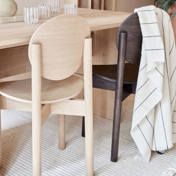 Трапезен стол от масивен ясен в светло естествен цвят Oy – OYOY Living Design