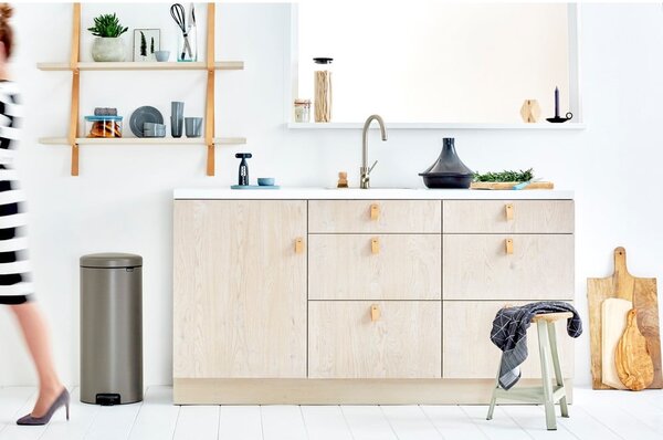 Сиво стоманено кошче за боклук с педал 30 l NewIcon – Brabantia