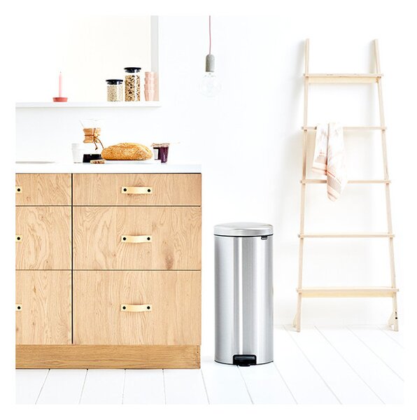 Кош за боклук с педал Brabantia NewIcon 649061, 30 л, Плавно затваряне, Противоплъзгаща основа, Устойчив на пръстови отпечатъци, Инокс/Мат