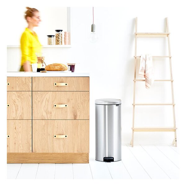 Кош за боклук с педал Brabantia NewIcon 649061, 30 л, Плавно затваряне, Противоплъзгаща основа, Устойчив на пръстови отпечатъци, Инокс/Мат
