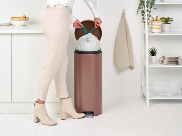 Кош за боклук с педал Brabantia NewIcon 1008853, 30 л, Плавно затваряне, Противоплъзгаща основа, Сатенено покритие, Кафяв