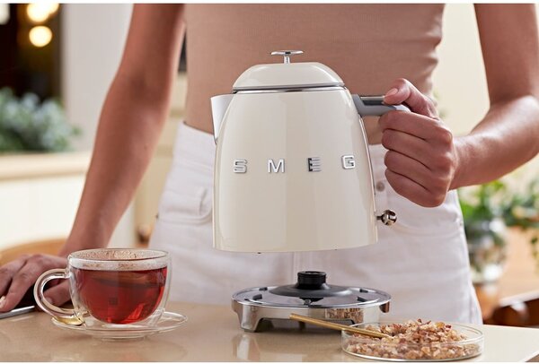 Кремава електрическа кана от неръждаема стомана 800 ml Retro Style – SMEG