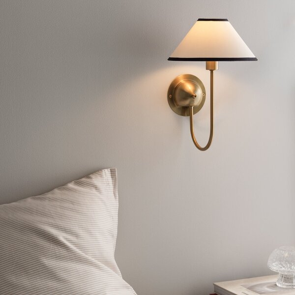 Globen Lighting Стенна лампа IRIS на Lighting, кремав цвят, височина 32 см, Бежов, Дневна/трапезария, Плат / текстил, Скандинавски