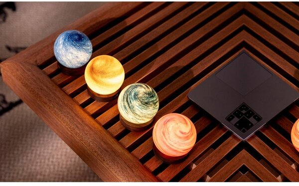 Светлинна декорация с USB в тъмно естествен цвят ø 12 cm Galaxy Breeze – Gingko