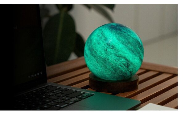 Светлинна декорация с USB в тъмно естествен цвят ø 12 cm Galaxy Breeze – Gingko