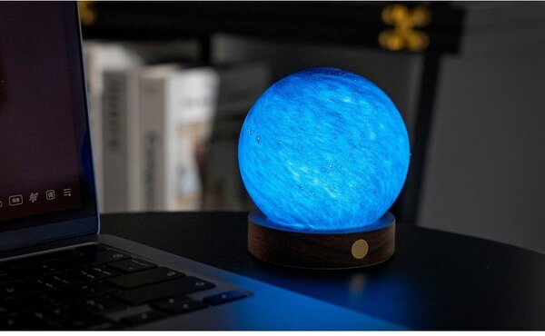 Светлинна декорация с USB в тъмно естествен цвят ø 8 cm Galaxy Breeze – Gingko