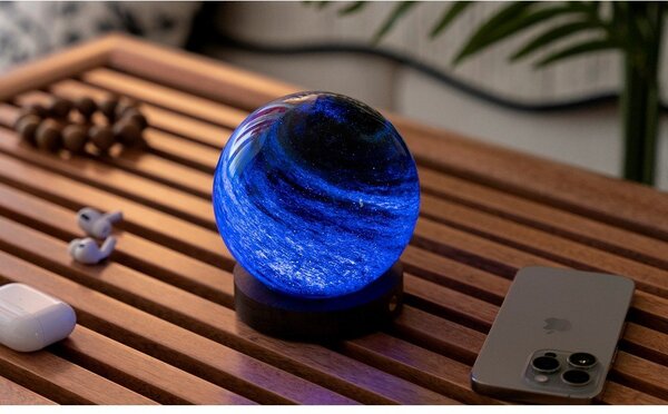 Тъмнокафява/в тъмно естествен цвят светлинна декорация с USB ø 8 cm Stellar Ocean – Gingko